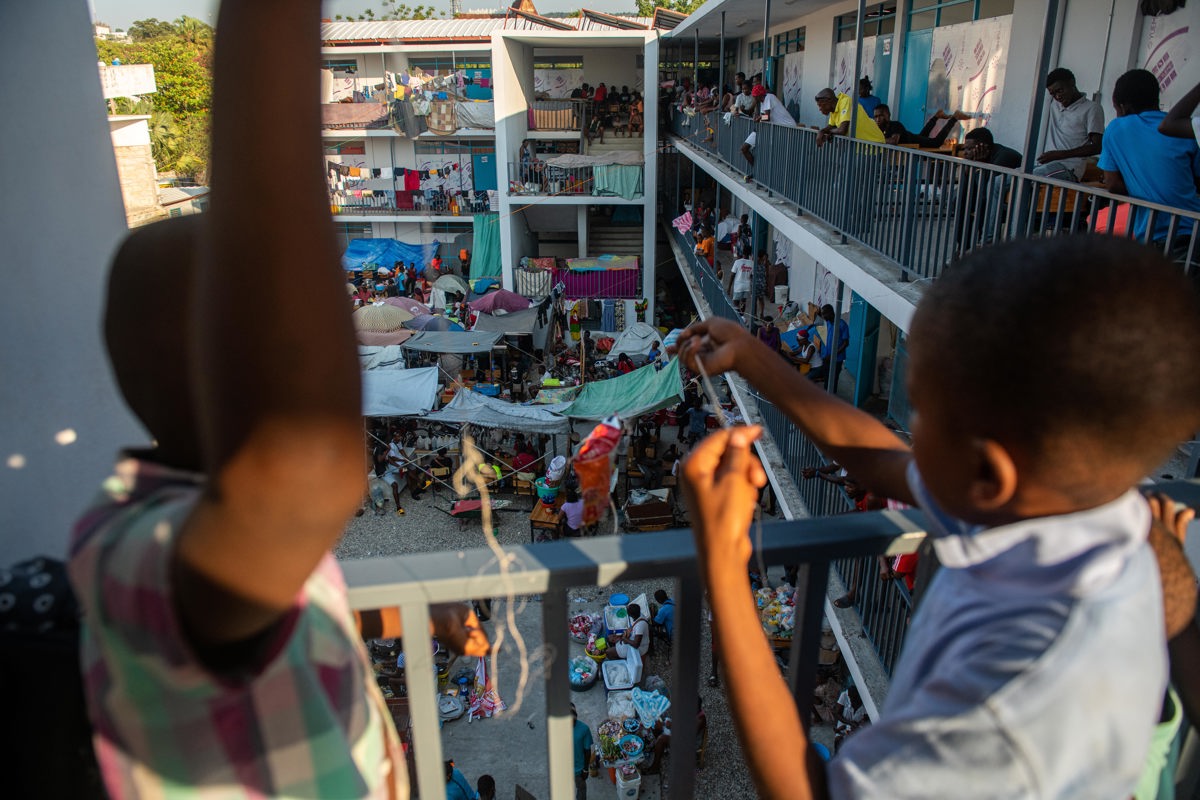 Dos menores juegan en el interior de una escuela donde se encuentran refugiados en Puerto Príncipe (Haití), en marzo de 2024. (Foto de Johnson Sabin de la agencia EFE)