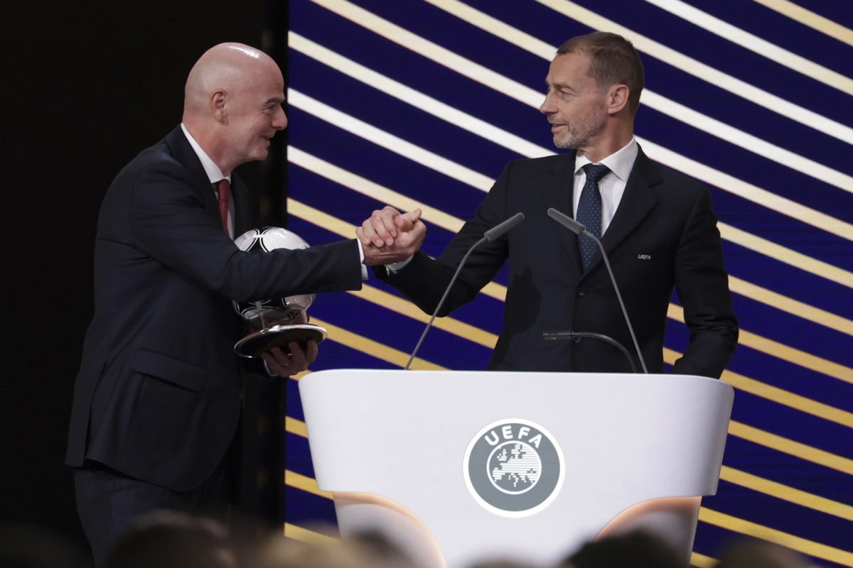 El presidente de la FIFA, Gianni Infantino, saluda al presidente de la UEFA, Aleksander Ceferin, durante el 50 congreso ordinario de la UEFA celebrado en Bruselas. (Foto de Christopher Neundorf de la agencia EFE/EPA)