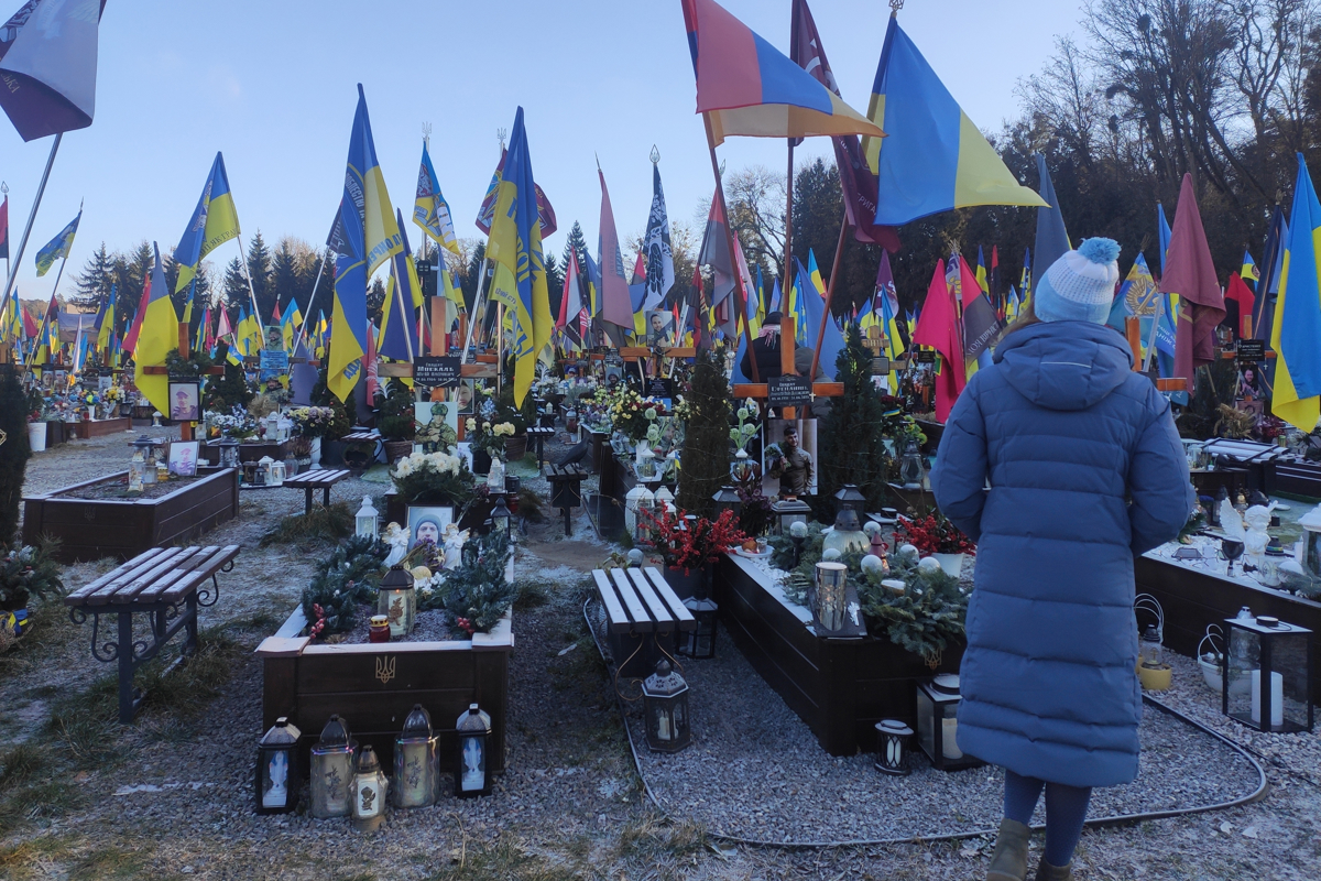 Familiares acuden a las tumbas de sus seres queridos, caídos en la Guerra contra Rusia, (Fotografía de archivo de Rostyslav Averchuk de la agencia EFE)