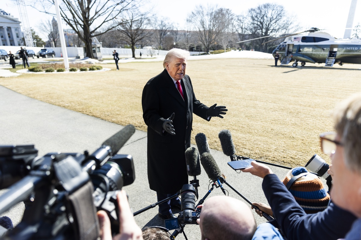 El presidente de Estados Unidos, Donald Trump, habla con periodistas al salir de la Casa Blanca para un evento en Carolina del Norte en Washington, DC, EUA, el 13 de febrero de 2026. (Foto de Jim Lo Scalzo de la agencia EFE/EPA)