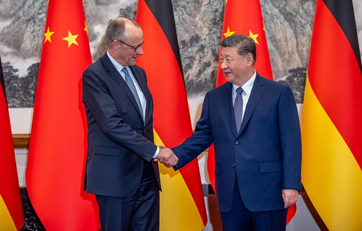El presidente chino Xi Jinping (d) recibe al canciller alemán Friedrich Merz (i) en la residencia estatal para conversaciones bilaterales en Pekín, China, este miércoles 25 de febrero de 2026. (Foto de Michael Kappeler de la agencia EFE/EPA)