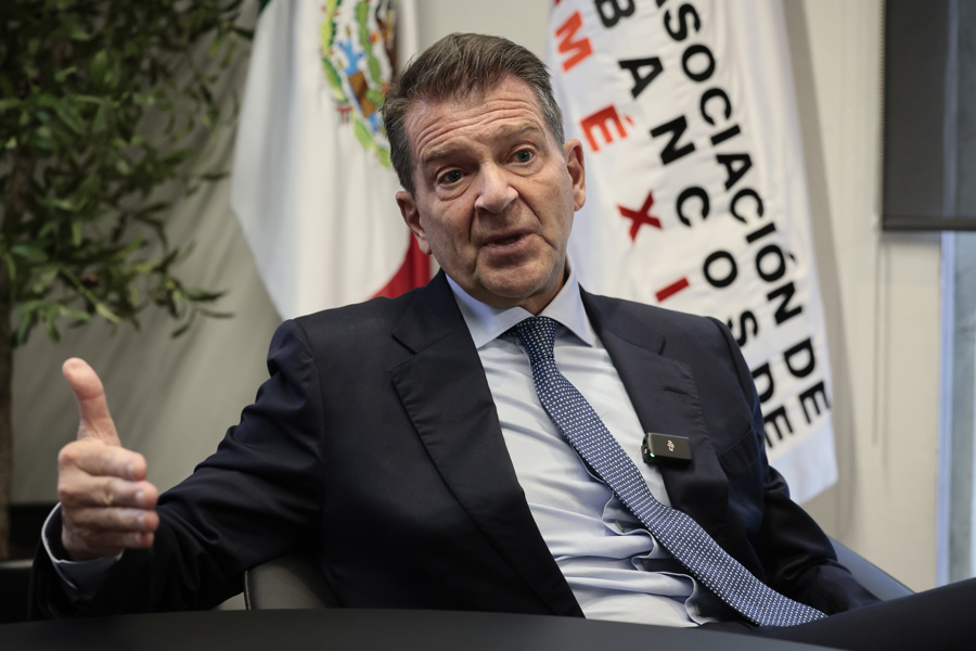 El presidente de la Asociación de Bancos de México (ABM), Emilio Romano, habla durante una entrevista con EFE en la Ciudad de México.