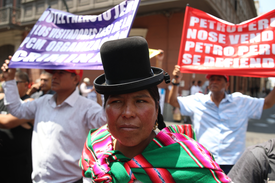Una mujer participa en una manifestación en rechazo al presidente interino, José Jerí, frente al Congreso de Perú, en Lima. (Foto de EFE)