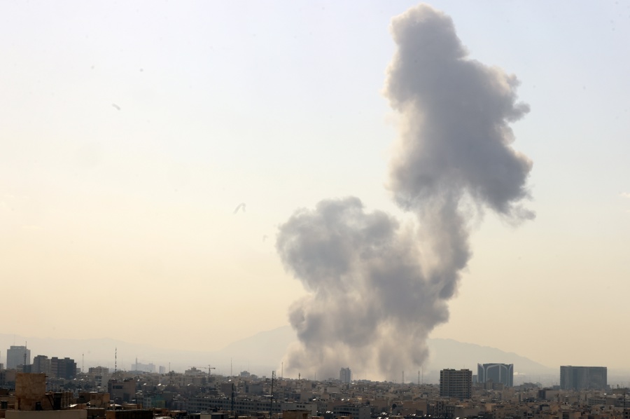 Una columna de humo se eleva en el centro de Teherán tras el ataque de Israel de este 28 de febrero de 2026. (Foto de EFE)