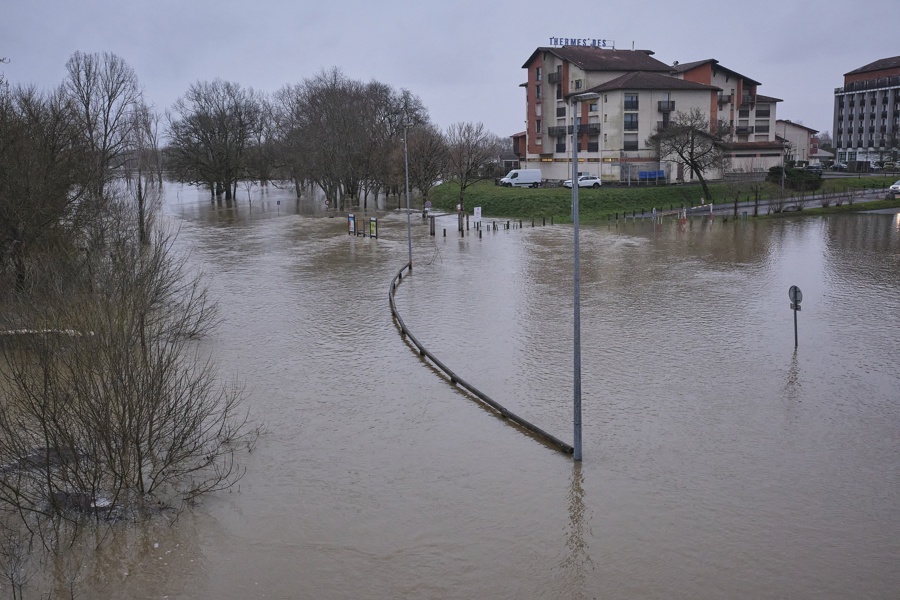 Imagen general de la zona inundada por el río Adour en el sudoeste francés. (Foto de EFE)