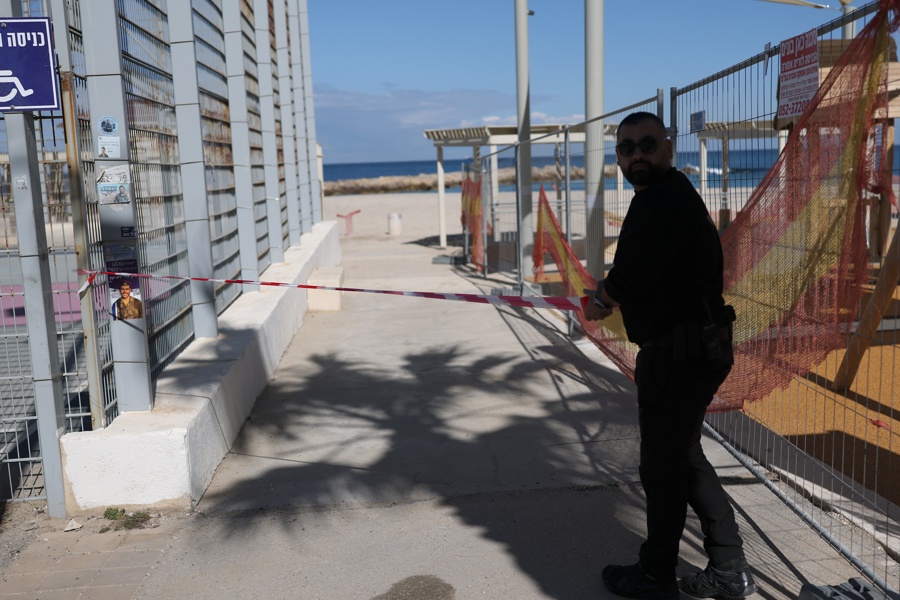Un guardia de seguridad israelí bloquea la entrada a la playa tras una alerta de seguridad, en la ciudad mediterránea de Haifa, Israel, 28 de febrero de 2026. (Foto de EFE)