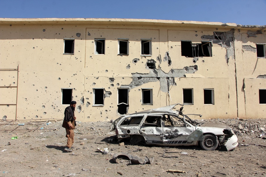Daños en una casa en Kandahar, Afganistán, por el conflicto fronterizo con Pakistán. (Foto de EFE)