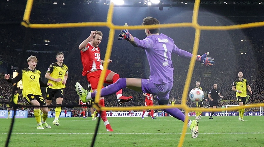El delantero del Bayern, Harry Kane, logra el 1-1 durante el partido de la Bundesliga que han jugado Borussia Dortmund y FC Bayern Munich en Dortmund, Alemania. (Foto de EFE)