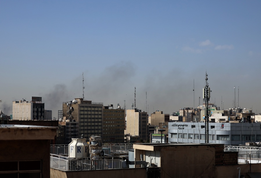 Una columna de humo se eleva en el centro de Teherán tras el ataque de Israel. (Foto de EFE)