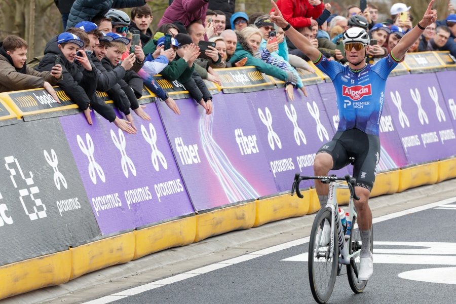 El neerlandés Mathieu Van der Poel (Alpecin Premier Tech) en la Omloop Nieuwsblad. (Foto de EFE)