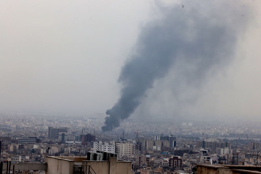 El humo se eleva tras un ataque aéreo en el centro de Teherán, Irán, este martes 10 de marzo. (Foto de EFE)