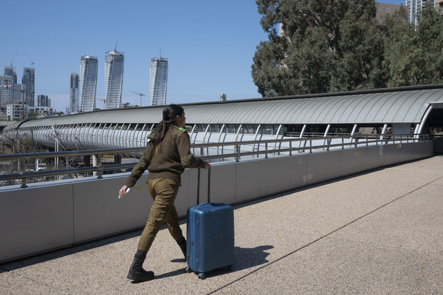 Una soldado camina hacia una estación de trenes, este lunes 2 de marzo. (Foto de EFE)