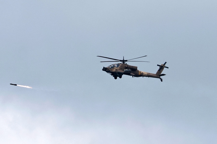 Un helicóptero McDonnell Douglas AH-64 Apache de la Fuerza Aérea israelí dispara un misil hacia objetivos en el sur del Líbano, visto desde la Alta Galilea, en la frontera entre Israel y el Líbano. (Foto de EFE)