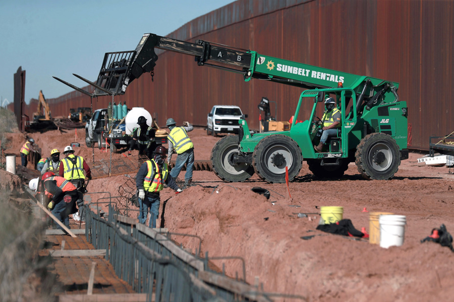 Obreros estadounidenses construyen un muro fronterizo entre El Paso (Texas) y Ciudad Juárez (Chihuahua). (Foto de EFE)