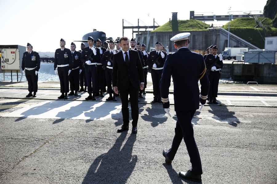 El presidente francés, Emmanuel Macron, saluda a miembros del ejército en la base de submarinos nucleares de la Armada en Ile Longue en Crozon, cerca de Brest, Francia. (Foto de EFE)