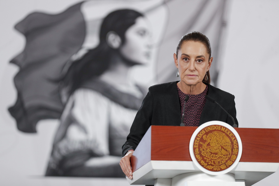 La presidenta de México, Claudia Sheinbaum, participa en una rueda de prensa en el Palacio Nacional de la Ciudad de México. (Foto de EFE)