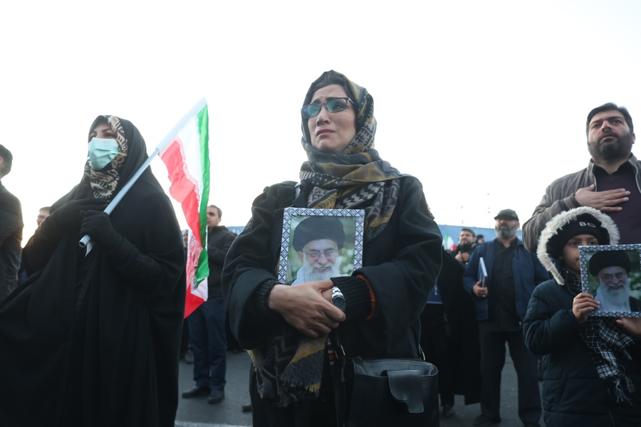 Los seguidores del Líder Supremo de Irán, el Ayatolá Ali Jameneí, muerto con la cúpula militar en el bombardeo al Palacio Presidencial, le honran en la Plaza de la Revolución en Teherán. (Foto de EFE)