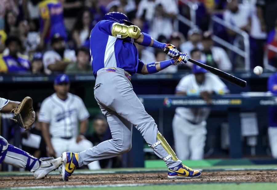 El primera base de Venezuela, Luis Arraez, en acción durante el juego del Grupo D del Clásico Mundial de Béisbol 2026 ante Nicaragua en el loanDepot Park en Miami, Florida. (Foto de EFE)