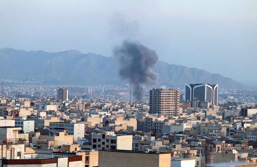 El humo se eleva después de un ataque aéreo en el centro de Teherán, Irán. (Foto de EFE)