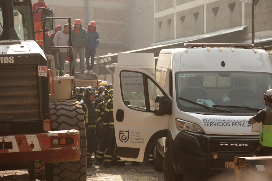 Integrantes de organismos de rescate realizan labores de búsqueda en la zona donde colapso un edificio en Ciudad de México. (Foto de EFE)