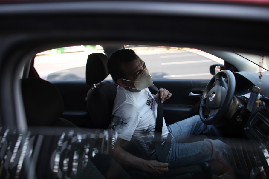 Carlos Emilio Jaime Gutiérrez, conductor de Uber, en una fotografía de archivo de EFE.