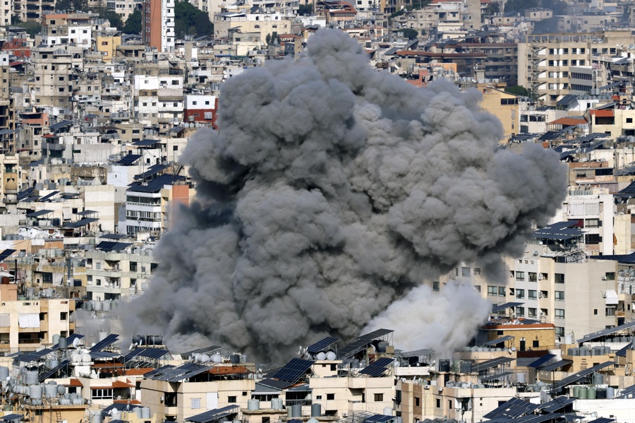 El humo se eleva tras un ataque aéreo israelí en el Dahye, un suburbio predominantemente chií en el sur de Beirut, Líbano. (Foto de EFE)