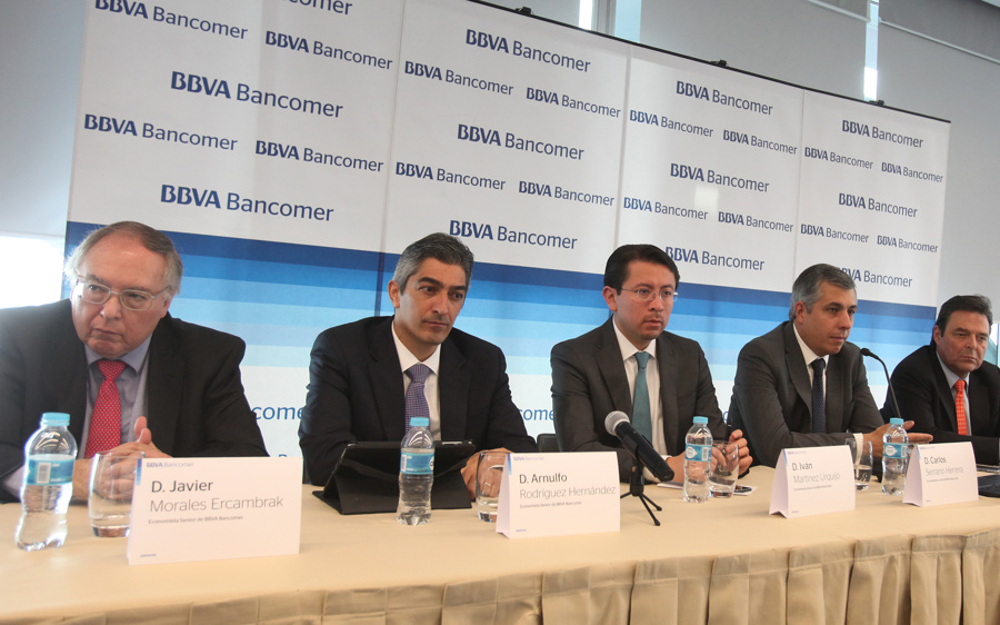 Imagen de archivo de EFE de Arnulfo Rodríguez Hernández (segundo de izquierda a derecha) economista senior de BBVA Bancomer.
