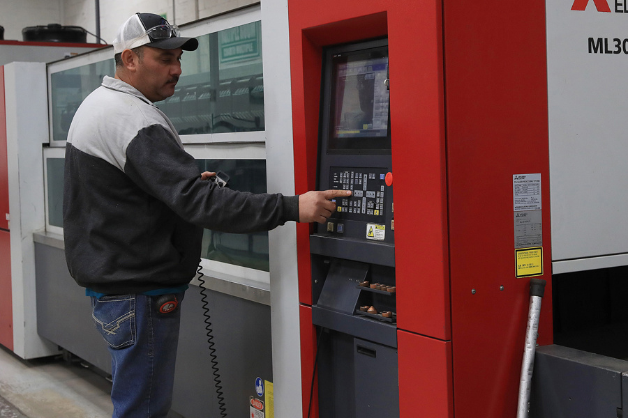 Un trabajador opera maquinaria en una fábrica, en Ciudad Juárez, Chihuahua. (Foto de EFE)