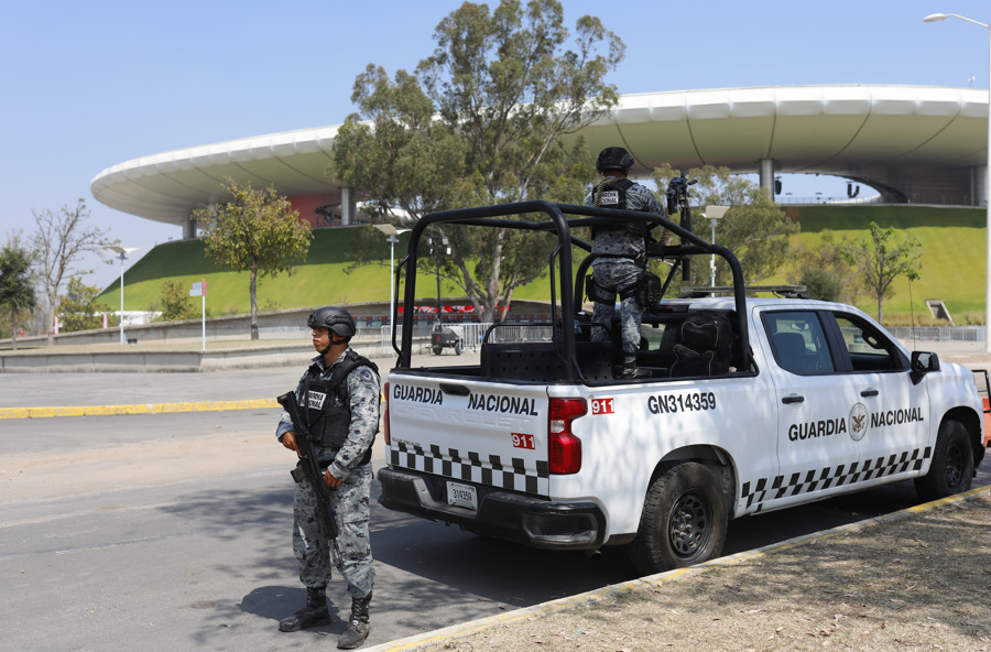 Elementos de la Guardia Nacional resguardan al exterior del Estadio Akron en la ciudad de Guadalajara en Jalisco. (Foto de EFE)