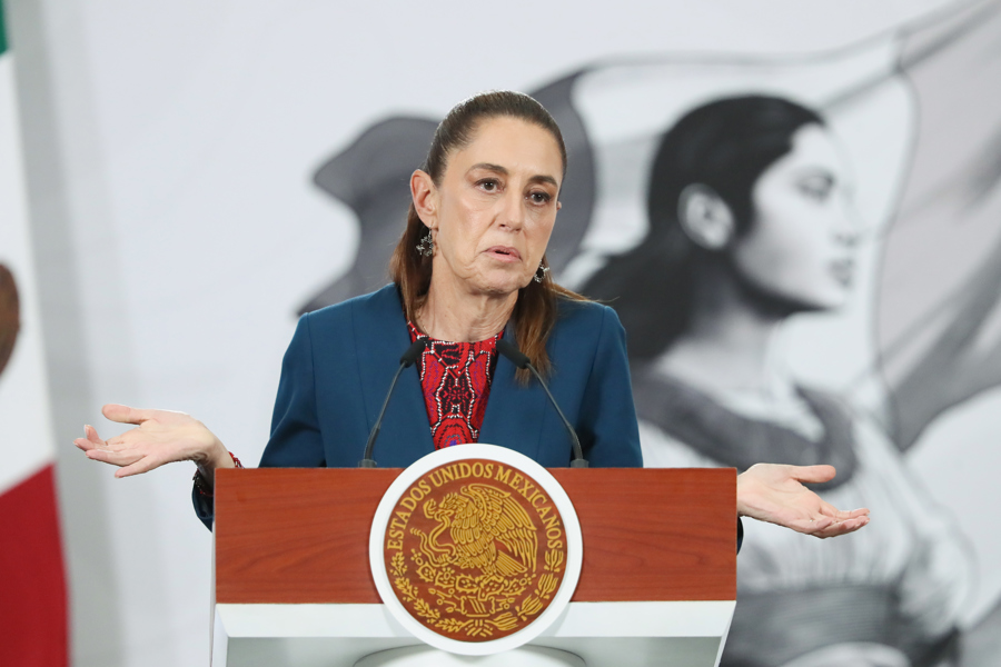 La presidenta de México, Claudia Sheinbaum, habla durante la rueda de prensa en Palacio Nacional de la Ciudad de México. (Foto de EFE)
