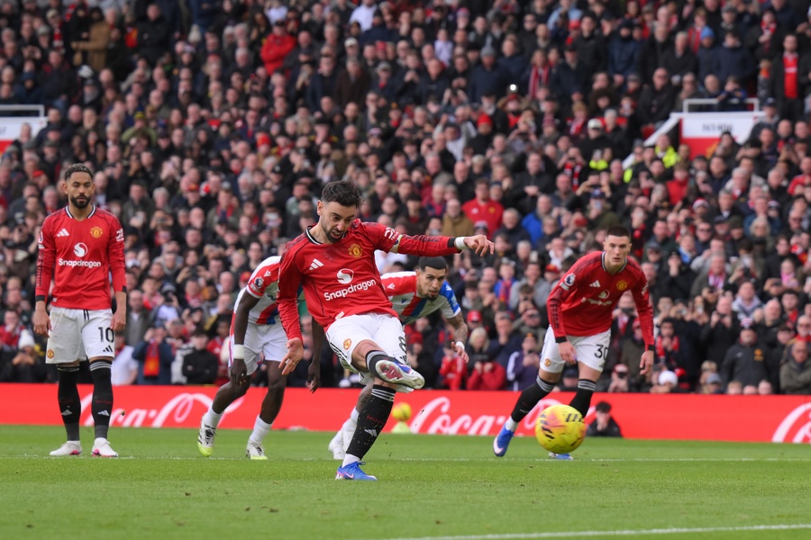 El jugador del United, Bruno Fernandes, logra de penalti el 2-1 durante el partido de la Premier League que han jugado Manchester United y Crystal Palace, en Manchester, Reino Unido. (Foto de EFE)