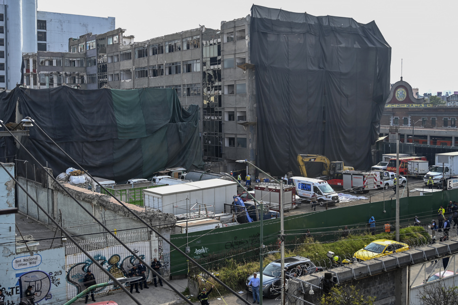 Fotografía de EFE que muestra la estructura de un edificio que colapsó en la Ciudad de México.