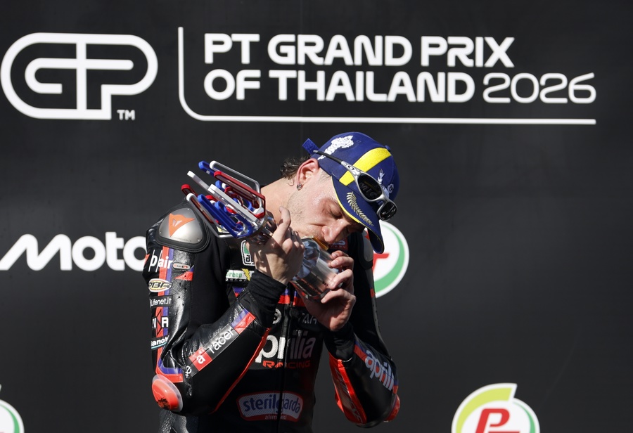 El piloto italiano de MotoGP, Marco Bezzecchi, de Aprilia Racing, celebra en el podio tras ganar la carrera de MotoGP del Gran Premio de Motociclismo de Tailandia en el Circuito Internacional de Chang, provincia de Buriram, Tailandia. (Foto de EFE)