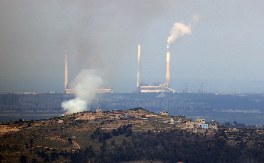Humo visible tras el impacto de un proyectil en una zona entre Cisjordania y la ciudad israelí de Hadera, captado desde la ciudad cisjordana de Nablus. (Foto de EFE)