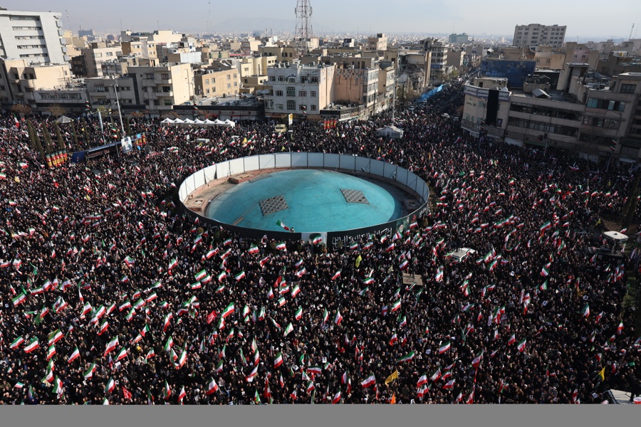 Miles de iraníes se reúnen en la Plaza Enqelab para mostrar su apoyo al recién nombrado Líder Supremo, el Ayatolá Mojtaba Jomení, en Teherán, Irán. (Foto de EFE)
