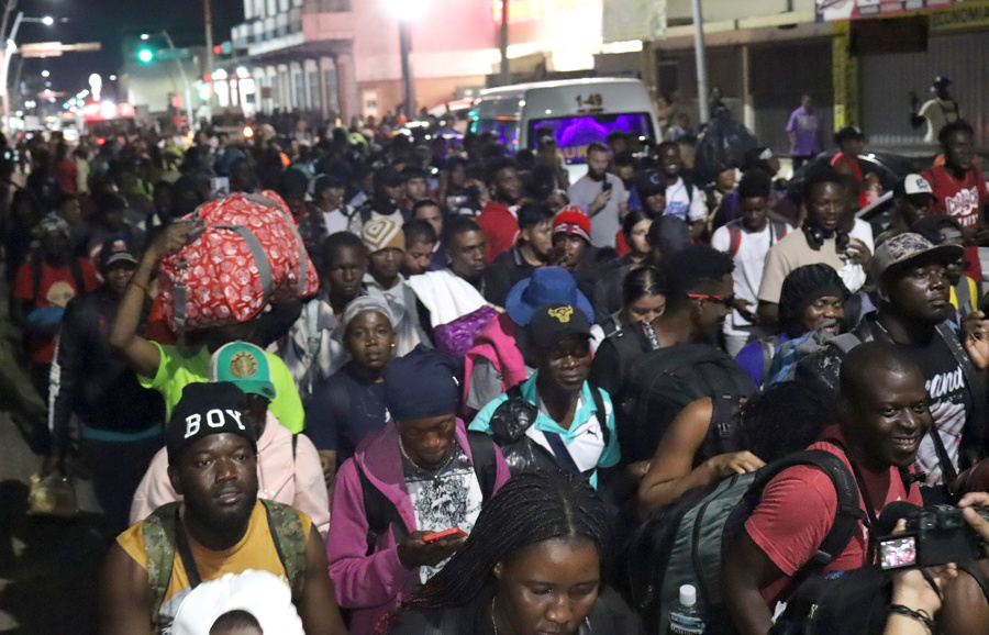 Migrantes caminan en caravana en la ciudad de Tapachula, Chiapas. (Foto de EFE)