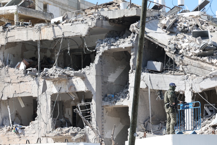 Un policía inspecciona los daños en el lugar de un edificio que fue alcanzado por un misil iraní en Tel Aviv, Israel, este domingo 1 de marzo. (Foto de EFE)