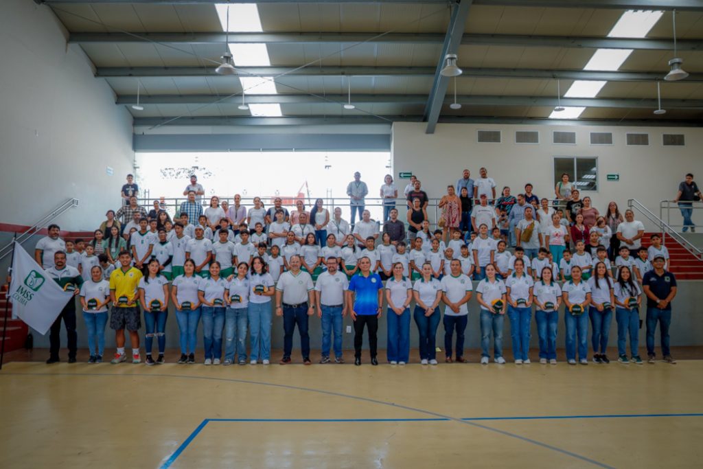 En el evento, el Rector Christian Jorge Torres Ortiz Zermeño felicitó al equipo Loras por su logro, al coronarse campeonas en la etapa estatal y felicitó a los otros equipos de jóvenes y a los padres y madres de familia. (Foto de la Dirección General de Prensa de la UdeC)