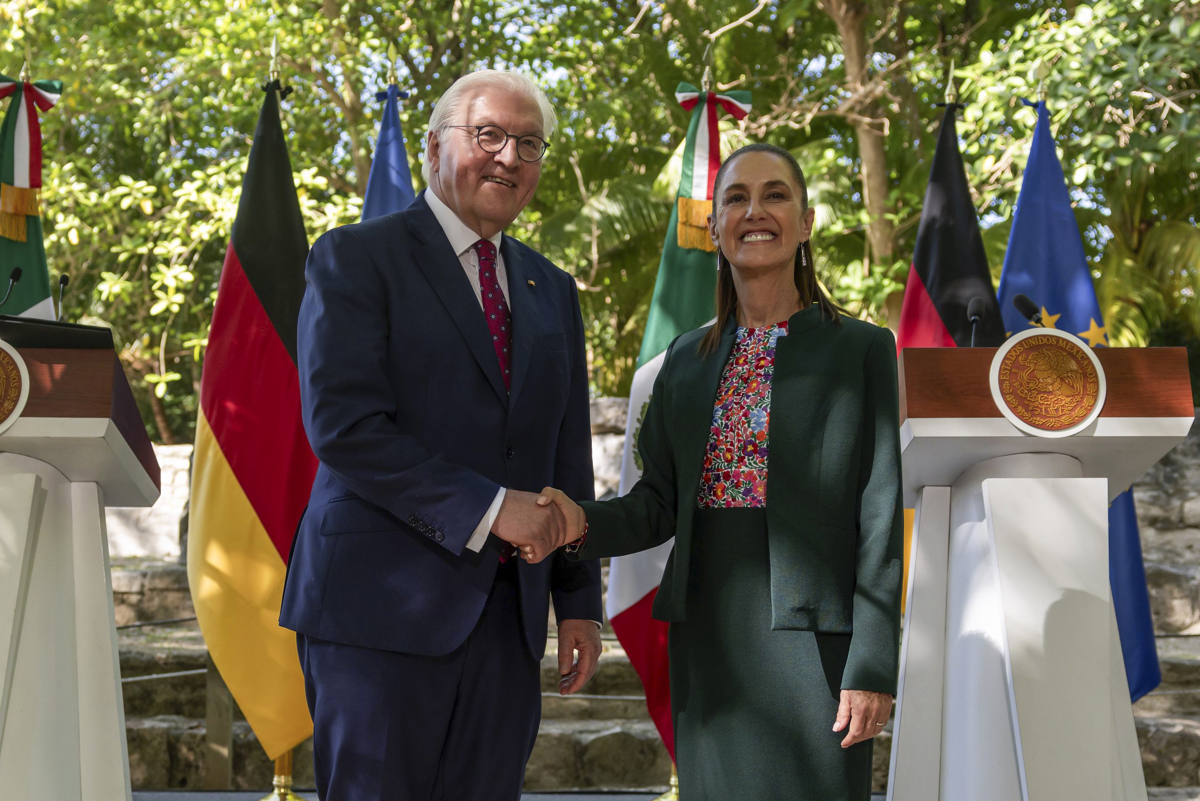Fotografía cedida ayer jueves por la Presidencia de México de su mandataria, Claudia Sheinbaum (d), y su homólogo de Alemania, Frank-Walter Steinmeier, posando durante una rueda de prensa en el balneario de Cancún en Quintana Roo (México).