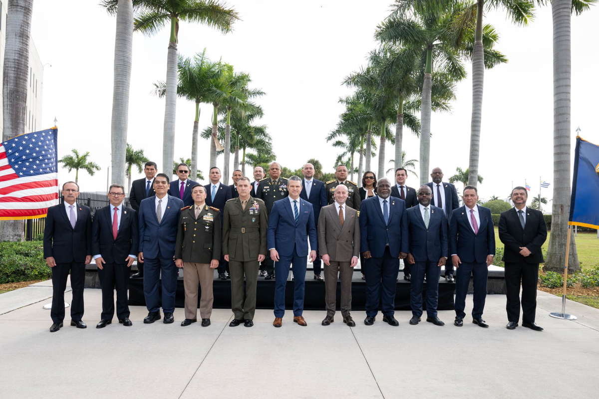 Fotografía divulgada por el Departamento de Guerra de Estados Unidos donde aparece su titular, Pete Hegseth (c), posando junto a integrantes de delegaciones de países latinoamericanos, durante la conferencia de las “Américas contra los cárteles” celebrada este jueves en Doral, Florida (EUA). (Foto Departamento de Guerra de EUA)