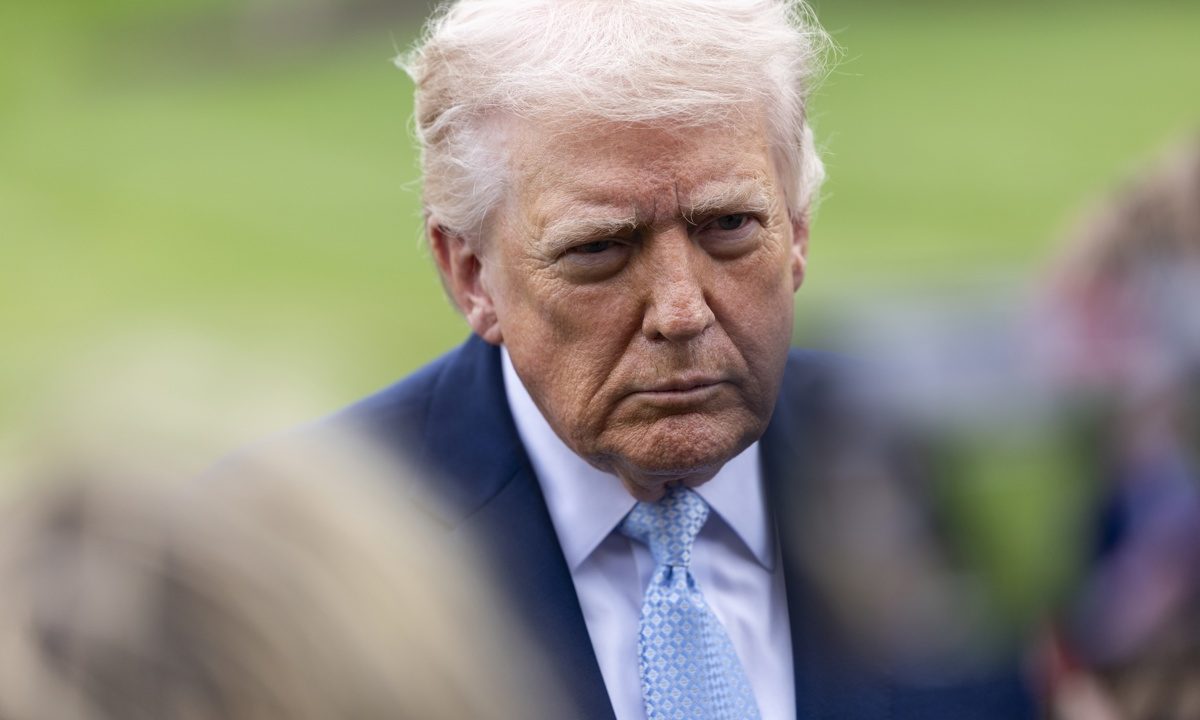 Amenaza Trump con enviar a agentes migratorios a controlar la seguridad en aeropuertos