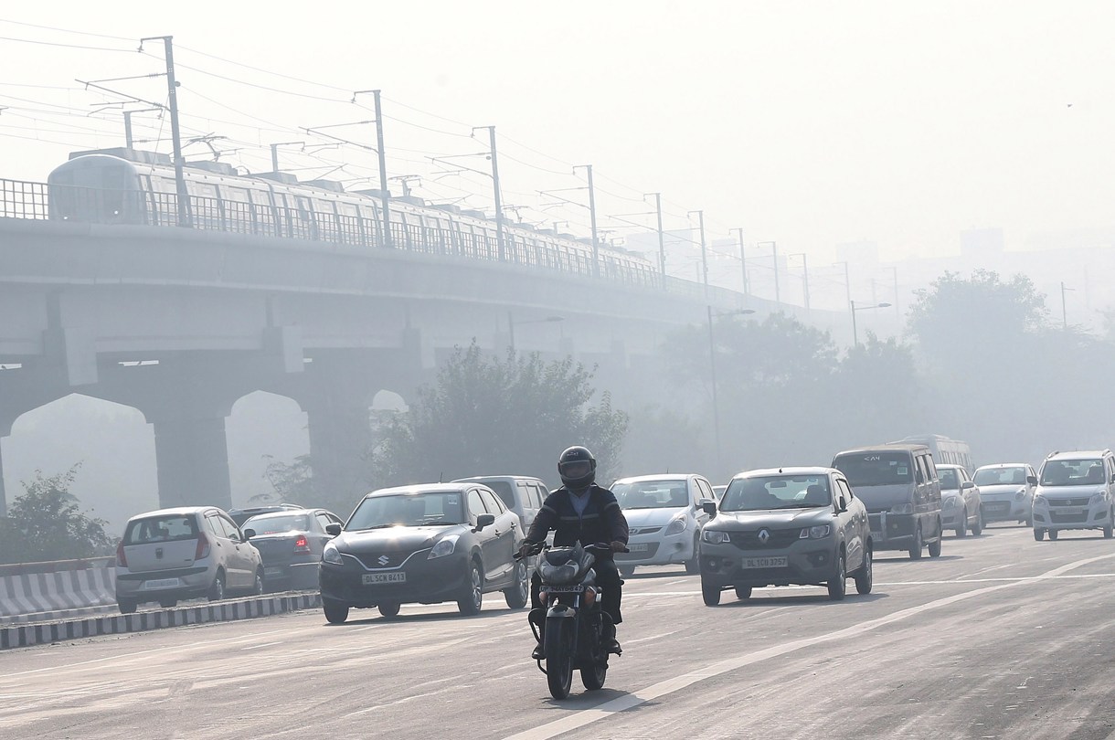 Varios vehículos circulando por una carretera en Nueva Delhi (India). (Fotografía de archivo de Harish Tyagi de la agencia EFE)