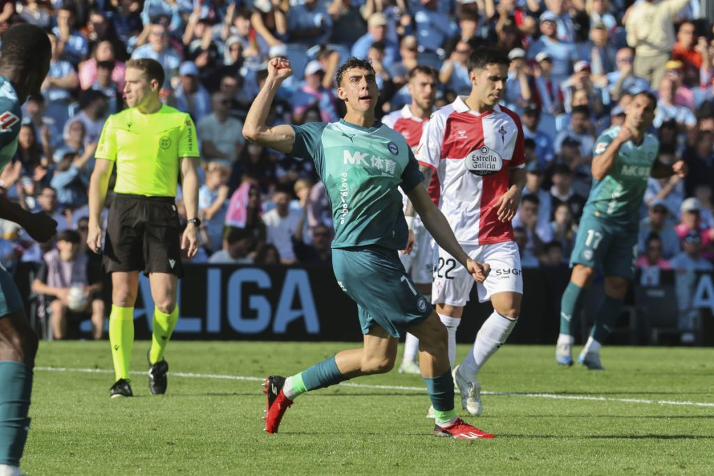 El delantero del Alavés Antonio Ángel Pérez, celebra su gol contra el Celta de Vigo, durante el partido de la jornada 29 de LaLiga EA Sports que disputan en el Estadio Abanca Balaídos de Vigo, Galicia, este domingo. (Foto de Salvador Sas de la agencia EFE)
