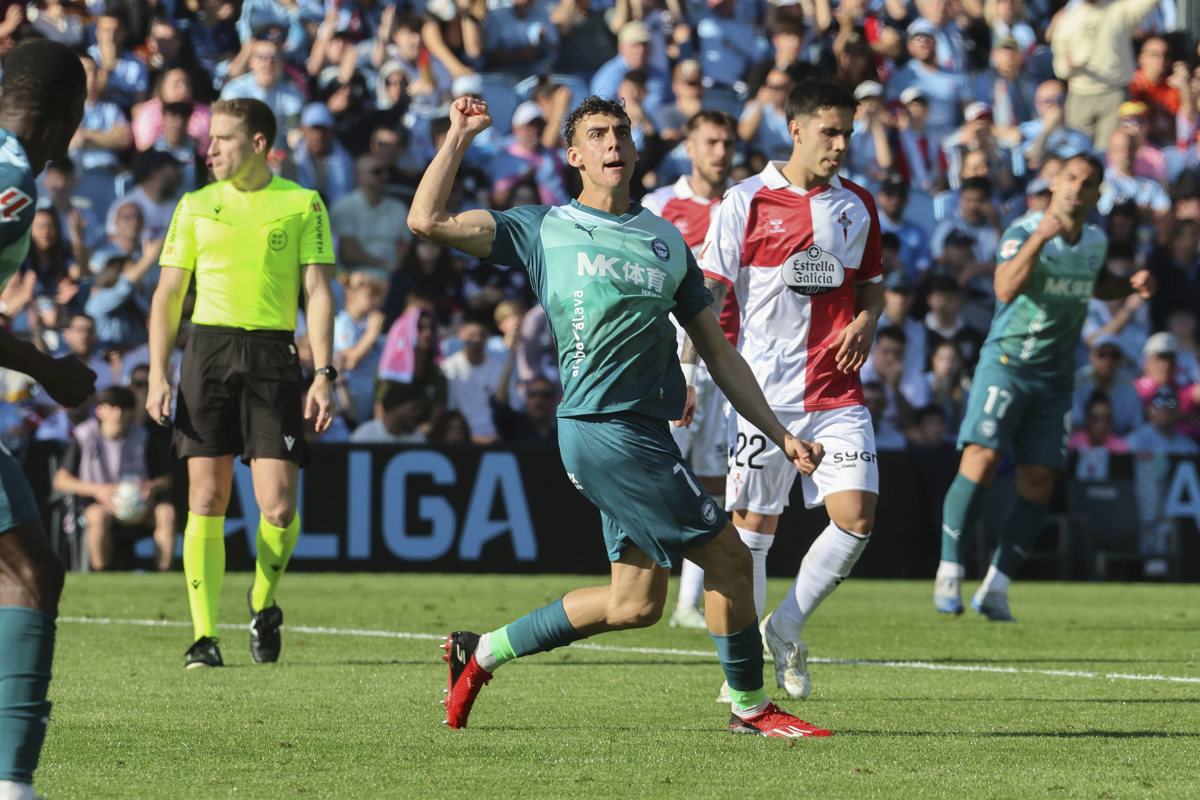 El delantero del Alavés Antonio Ángel Pérez, celebra su gol contra el Celta de Vigo, durante el partido de la jornada 29 de LaLiga EA Sports que disputan en el Estadio Abanca Balaídos de Vigo, Galicia, este domingo. (Foto de Salvador Sas de la agencia EFE)