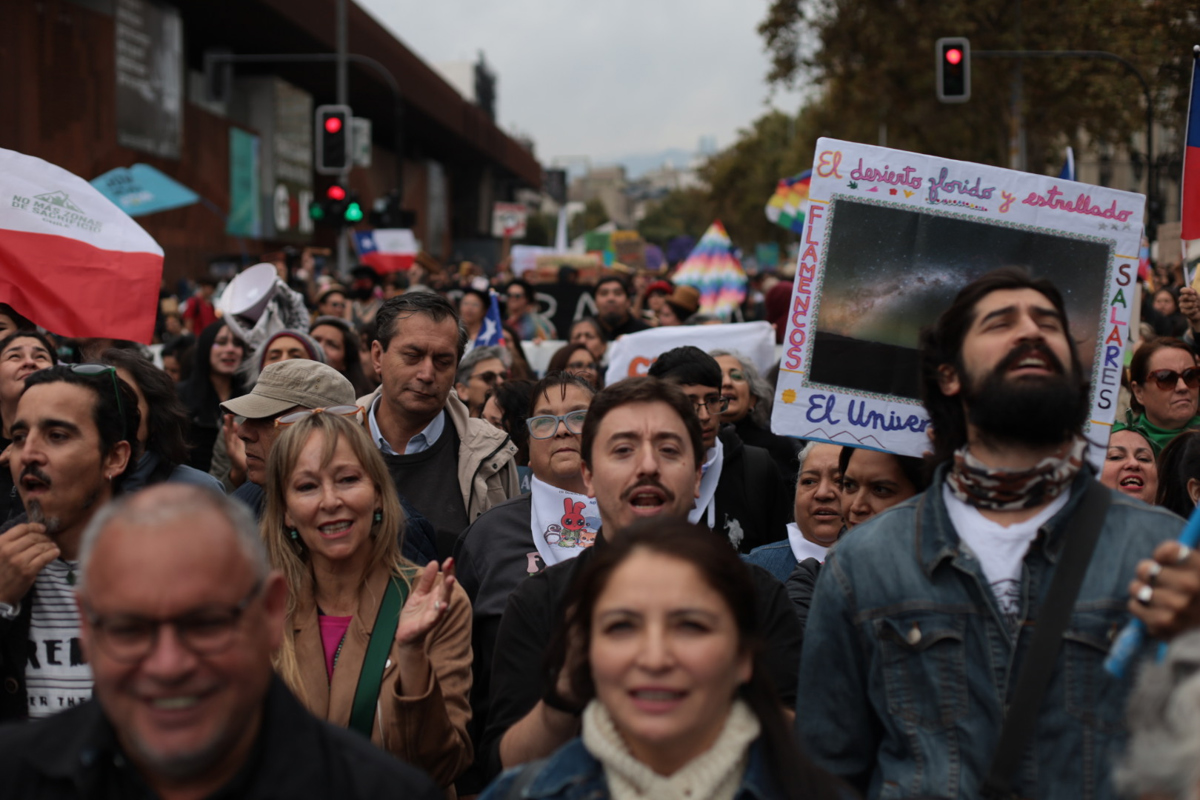 Personas participan en una manifestación en Santiago (Chile). (Foto de Ailendiaz de la agencia EFE)
