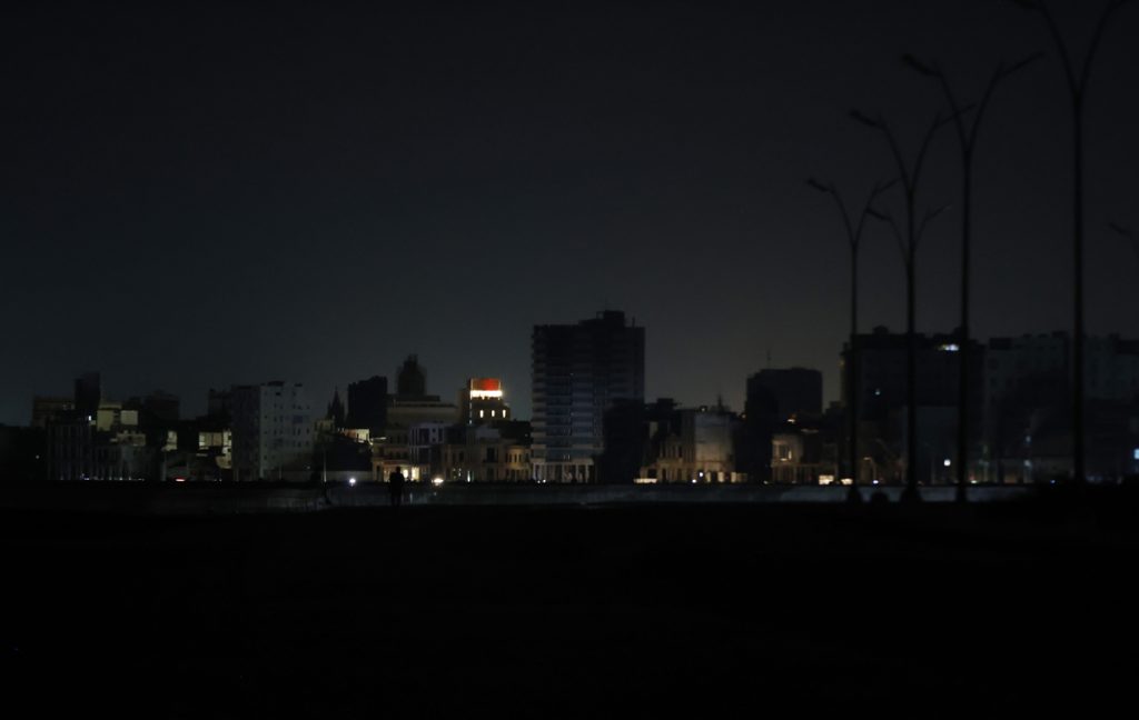 Una calle en La Habana a oscuras durante un apagón en La Habana, Cuba. (Foto de Ernesto Mastrascusa de la agencia EFE)