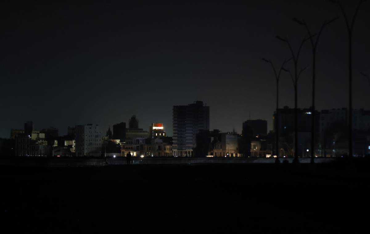 Una calle en La Habana a oscuras durante un apagón en La Habana, Cuba. (Foto de Ernesto Mastrascusa de la agencia EFE)