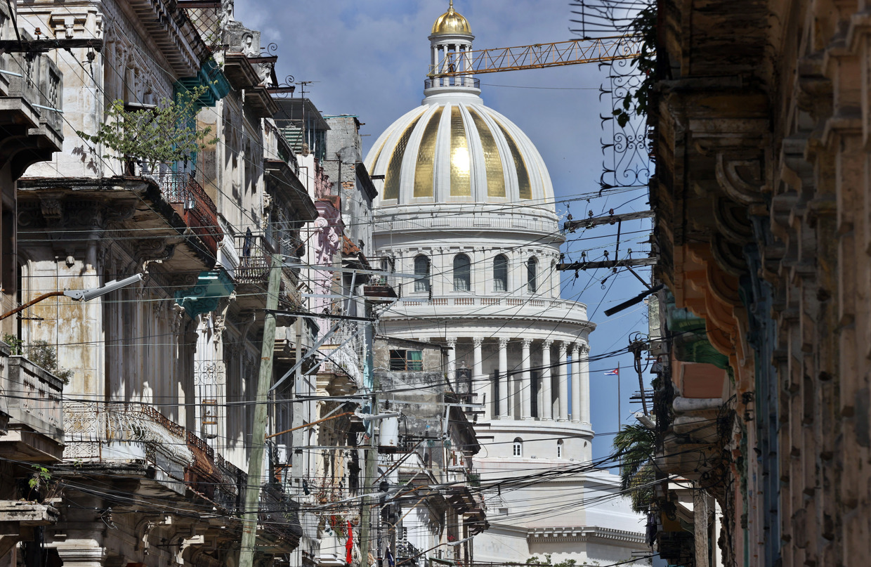 Balcones junto al Capitolio este jueves, en La Habana (Cuba). (Foto de Ernesto Mastrascusa de la agencia EFE)