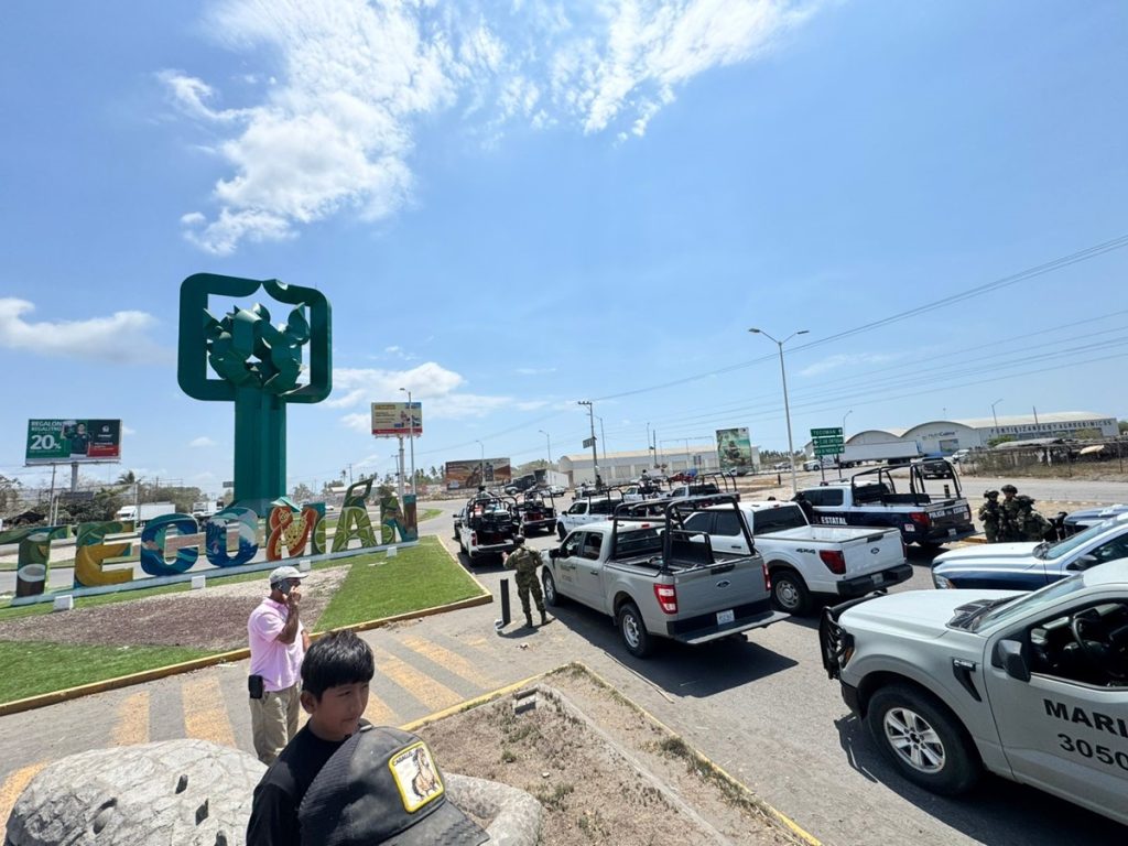 Bloqueo de trabajadores del campo y habitantes de Cerro de Ortega en Tecomán. (Foto de Yensuni López)