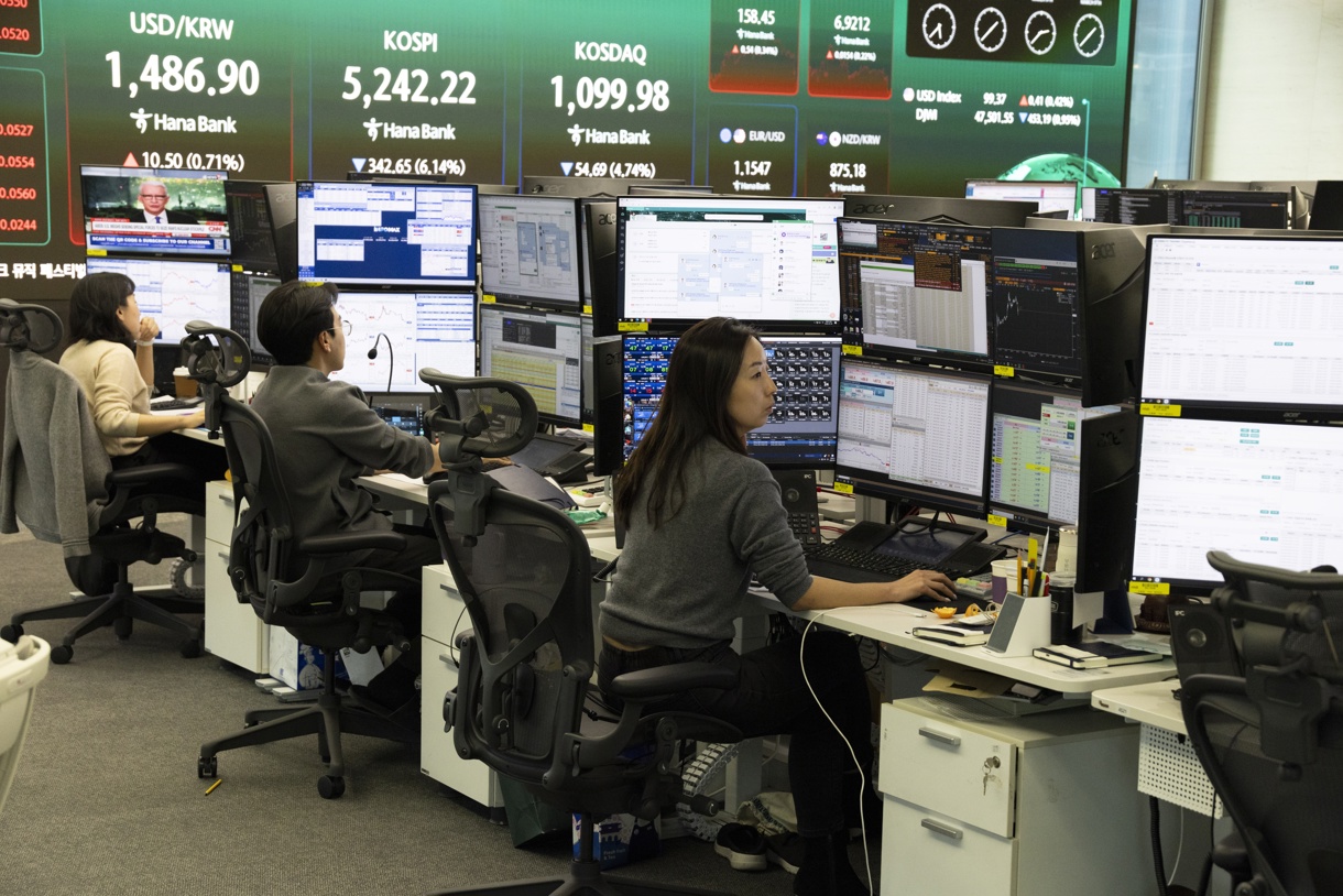 Los comerciantes surcoreanos trabajan frente a monitores en el Banco Hana en Seúl, Corea del Sur, el 9 de marzo de 2026. (Corea del Sur, Seúl) (Foto de Jeon Heon-Kyun de la agencia EFE/EPA)